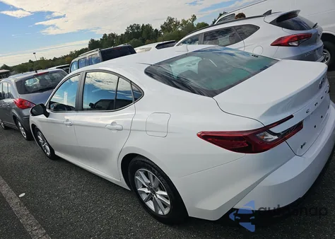 2025 Toyota Camry Le z USA, uszkodzony, nr VIN 4T1DAACK0SU020810